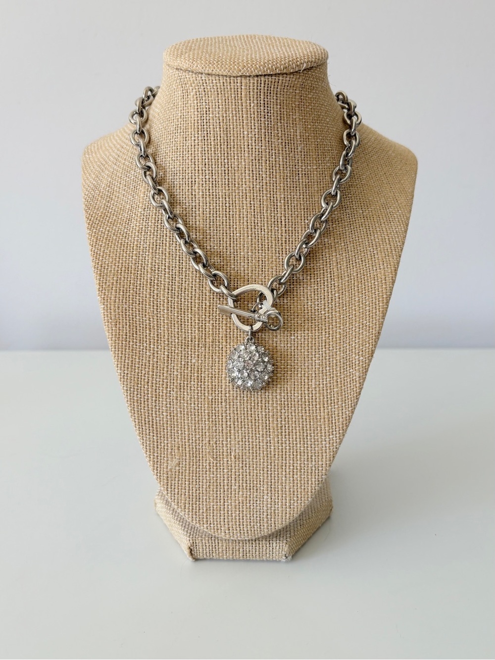NWT GUESS Chain Link Necklace Heart & Key Toggle Rhinestone Dome Pendant 16”